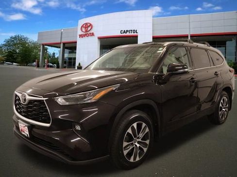 Used 2022 Toyota Highlander XLE AWD/4WD image 6