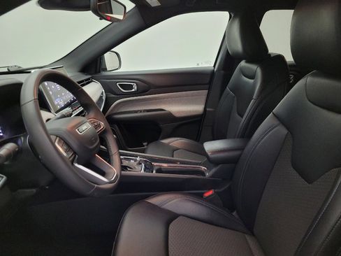 Used 2024 Jeep Compass Latitude image 17