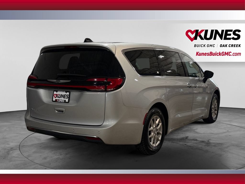 Used 2024 Chrysler Pacifica Touring-L FWD image 10