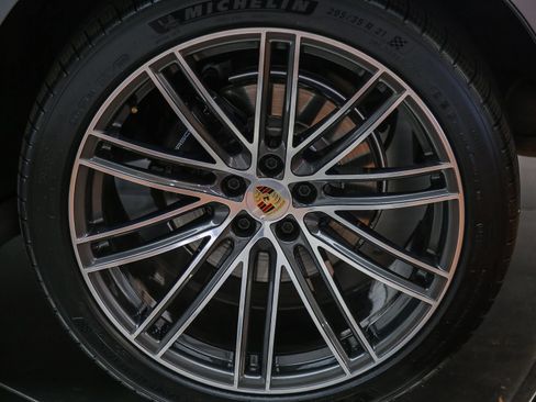 Certified 2026 Porsche Macan AWD/4WD image 14