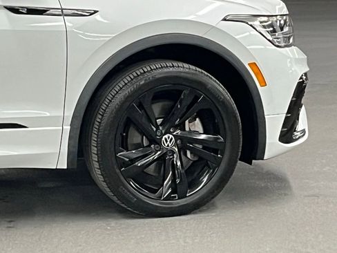 Used 2023 Volkswagen Tiguan SE R-Line image 39