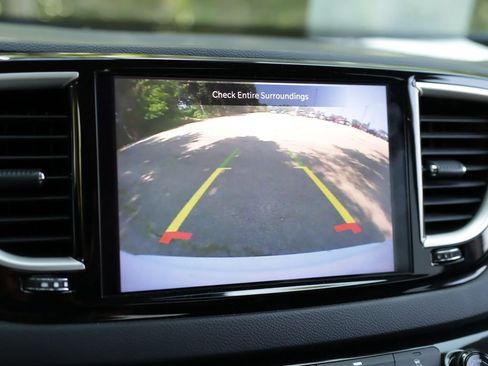 Used 2022 Chrysler Pacifica Touring-L FWD image 14