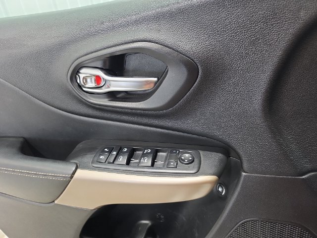 Used 2018 Jeep Cherokee Limited AWD/4WD image 16
