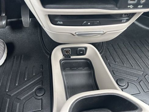 Used 2018 Chrysler Pacifica Touring-L Plus FWD image 15