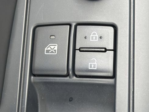 Used 2020 Toyota C-HR LE FWD image 33