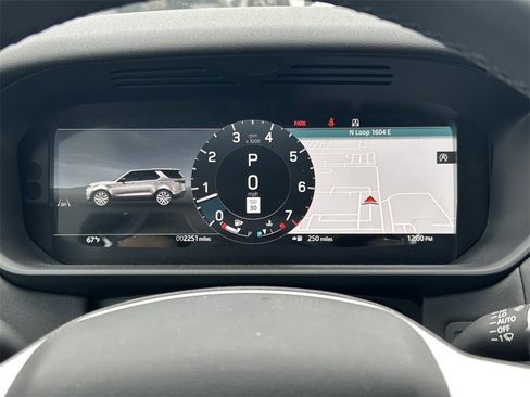 Used 2025 Land Rover Discovery S image 41