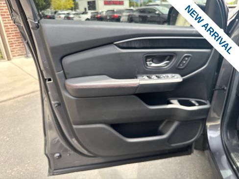 Used 2025 Honda Pilot Black Edition image 20