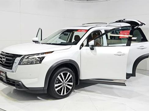 Certified 2025 Nissan Pathfinder Platinum FWD image 30