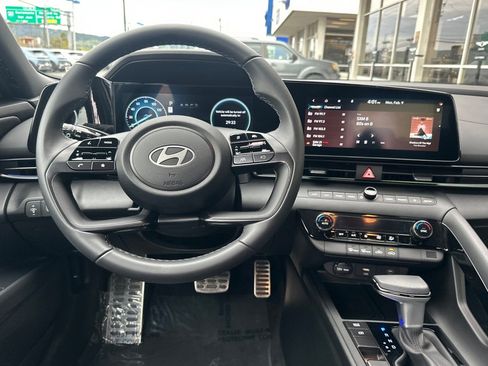 Certified 2025 Hyundai Elantra SEL image 17