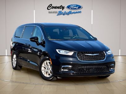 Used 2025 Chrysler Pacifica Select
