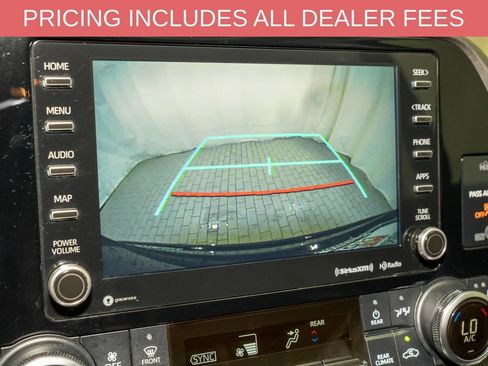 Used 2020 Toyota Highlander XLE FWD image 17