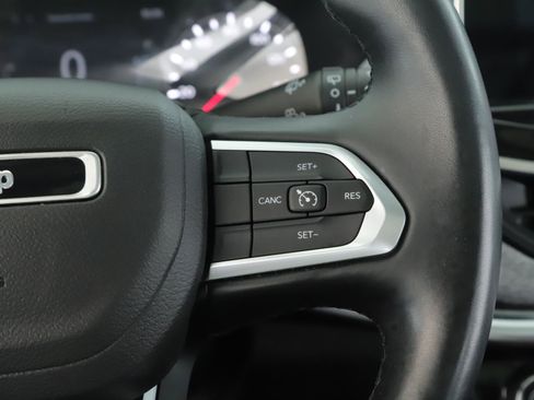 Used 2022 Jeep Compass Latitude w/ Sun and Sound Group AWD/4WD image 10
