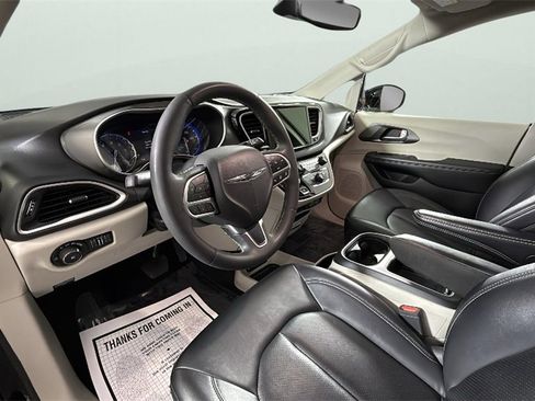 Used 2024 Chrysler Pacifica Touring-L image 18