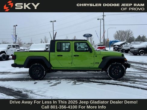 Used 2025 Jeep Gladiator Sport image 3