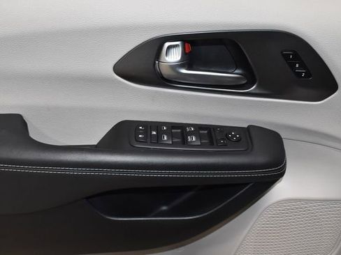 Certified 2024 Chrysler Pacifica Touring-L image 29