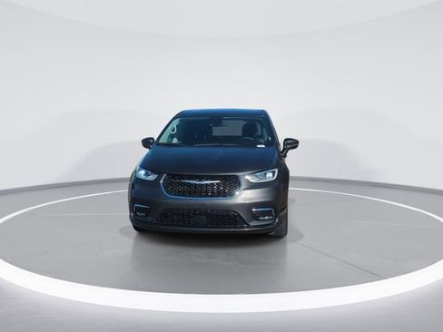 Used 2023 Chrysler Pacifica Touring-L image 6