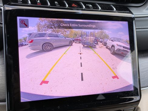 Used 2024 Jeep Grand Cherokee Limited image 27