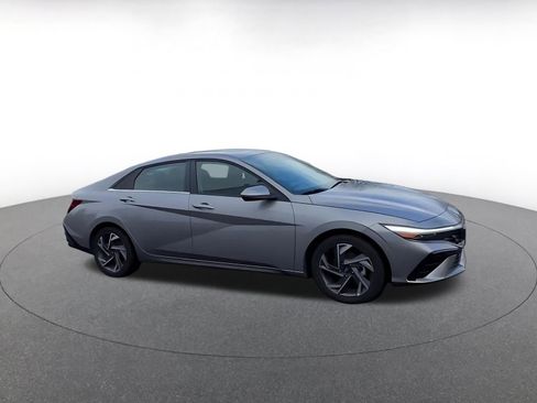 Used 2025 Hyundai Elantra SEL image 2