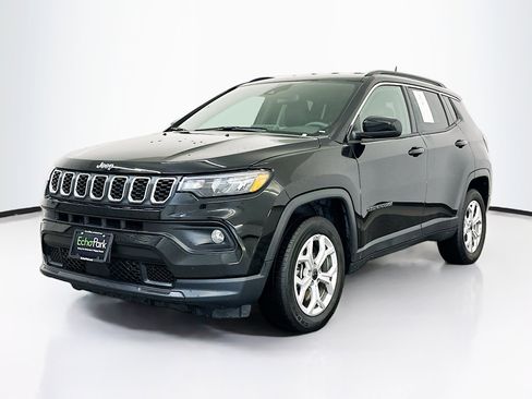Used 2025 Jeep Compass Latitude AWD/4WD image 3