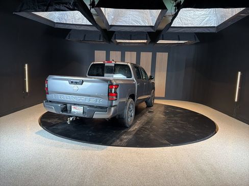 Used 2024 Nissan Frontier SL AWD/4WD image 6