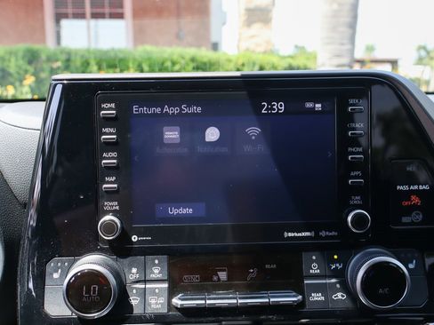 Used 2020 Toyota Highlander XLE image 31