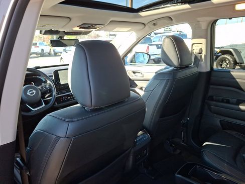 Used 2023 Nissan Pathfinder Platinum image 19