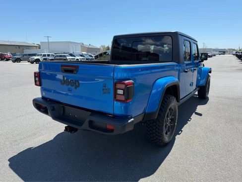 Used 2025 Jeep Gladiator Sport AWD/4WD image 9