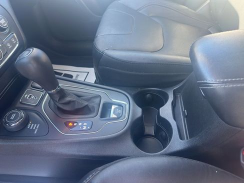 Used 2021 Jeep Cherokee Latitude Lux w/ Mopar Interior Package image 11