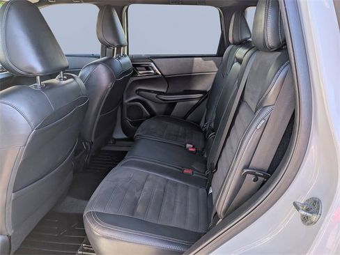 Used 2022 Mitsubishi Outlander SE image 16