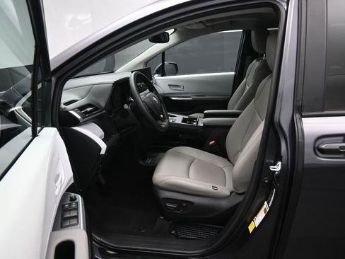 Used 2025 Toyota Sienna LE w/ LE Plus Package image 9
