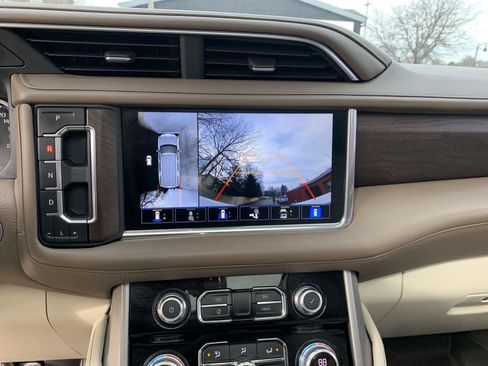 Used 2021 GMC Yukon XL Denali w/ Denali Premium Package AWD/4WD image 10