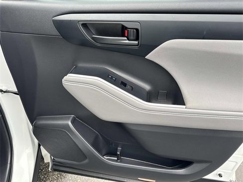 Used 2022 Toyota Highlander L image 33