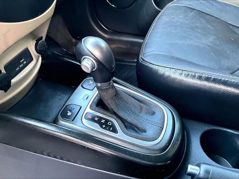 Used 2013 Kia Soul ! w/ Premium Pkg FWD image 15