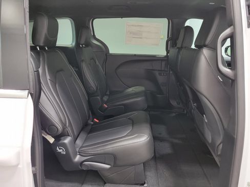 New 2027 Chrysler Pacifica Select AWD/4WD image 11