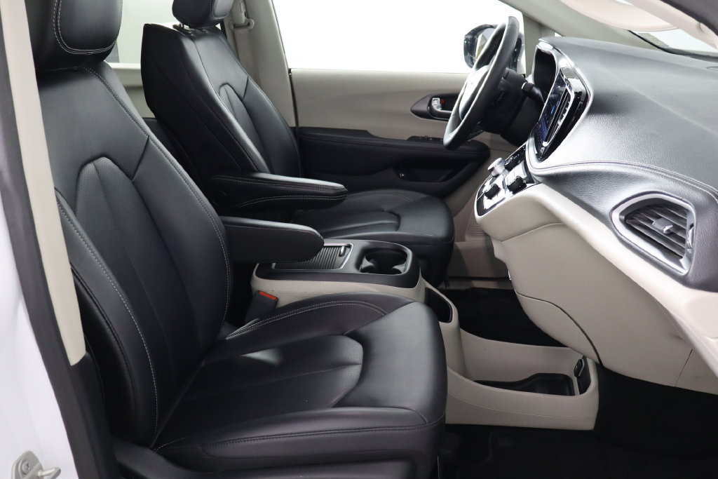 Used 2024 Chrysler Pacifica Limited FWD image 19