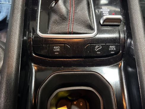 Used 2025 Jeep Compass Trailhawk image 33