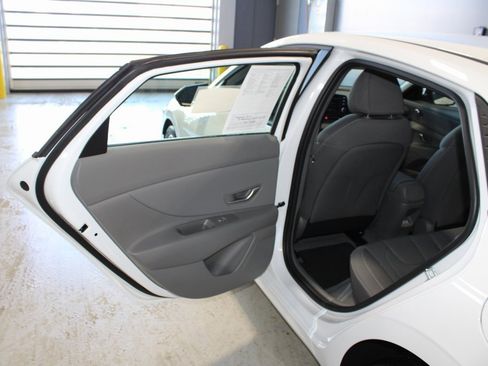 Used 2025 Hyundai Elantra Sport image 17