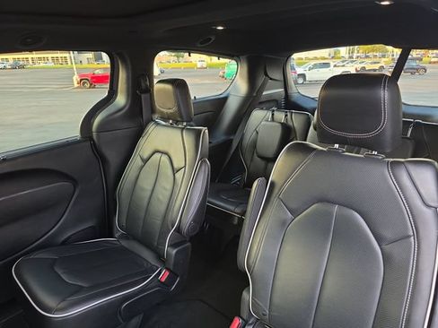 Used 2025 Chrysler Pacifica Limited FWD image 17