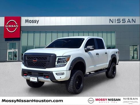 Used 2020 Nissan Titan PRO-4X w/ Pro-4x Convenience Package image 2