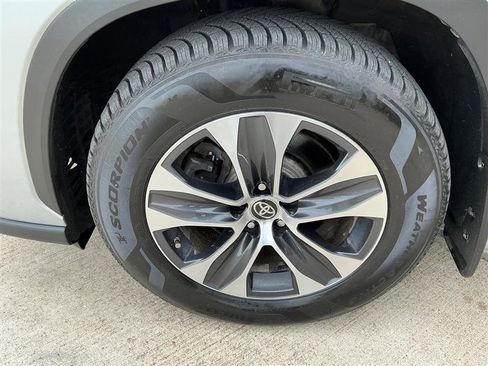 Used 2020 Toyota Highlander XLE AWD/4WD image 25