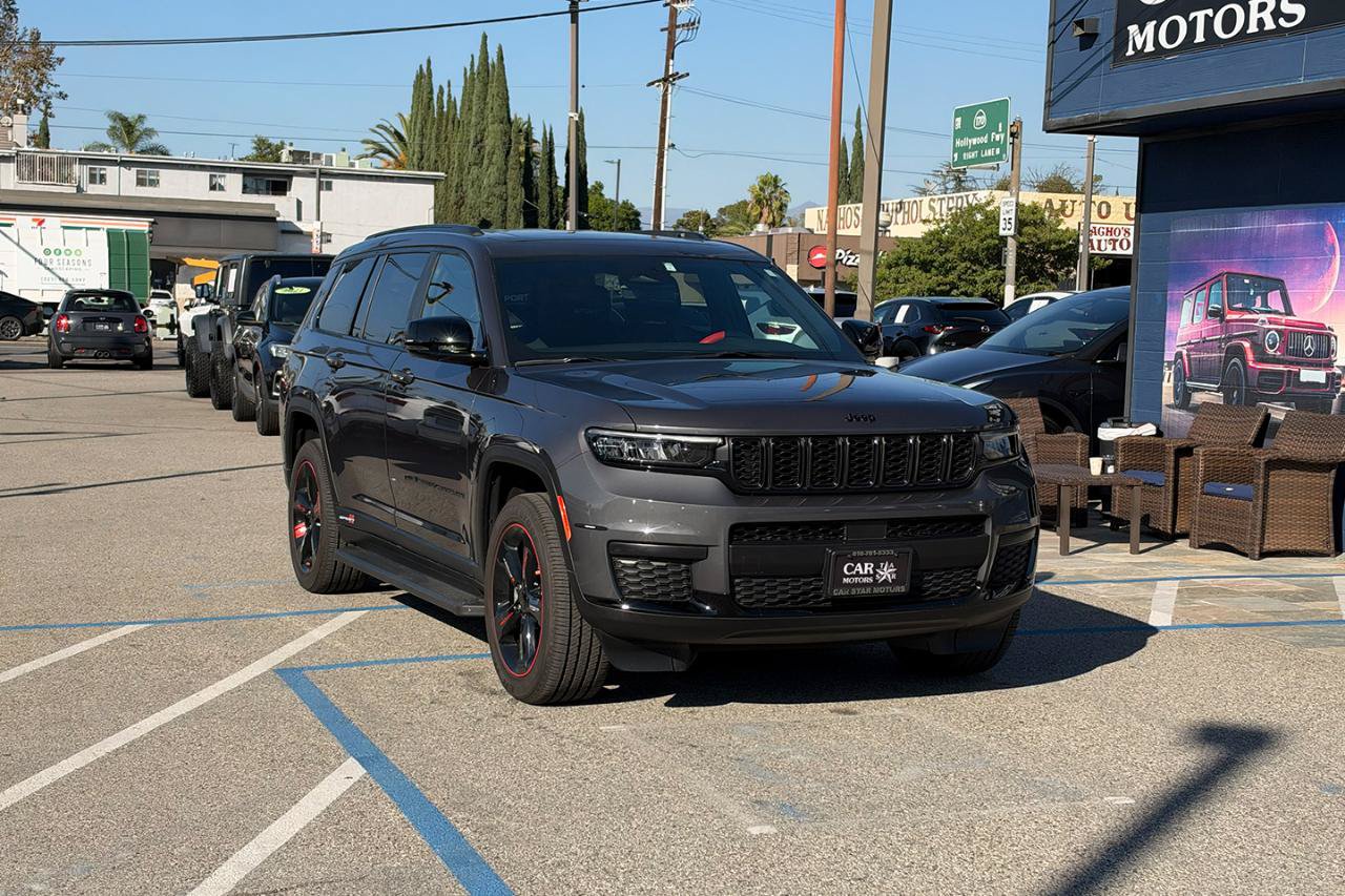 Used 2025 Jeep Grand Cherokee L Altitude AWD/4WD image 4