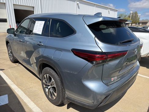 Used 2022 Toyota Highlander XLE image 3