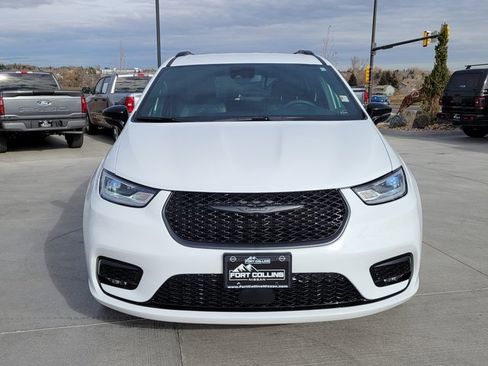 Used 2024 Chrysler Pacifica Touring-L w/ S Appearance Package image 5