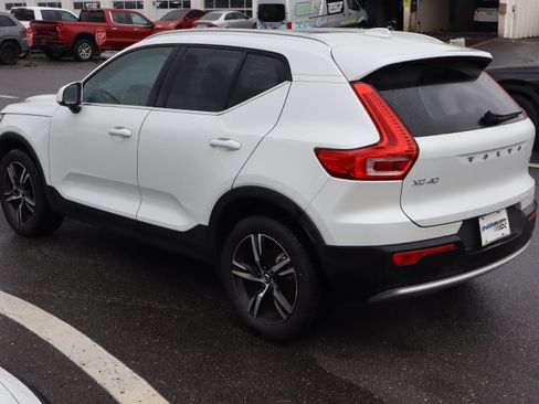 Used 2025 Volvo XC40 B5 Core image 8