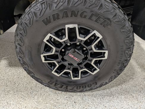 Used 2024 GMC Sierra 2500 AT4X AWD/4WD image 13