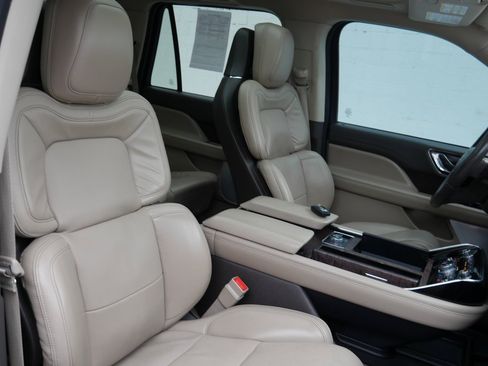 Used 2022 Lincoln Navigator Reserve image 21
