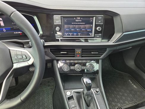 Used 2022 Volkswagen Jetta SE w/ Panoramic Sunroof Package FWD image 23