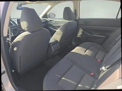 Used 2024 Nissan Altima 2.5 SV FWD image 12