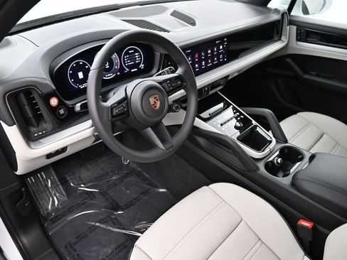 Certified 2025 Porsche Cayenne AWD/4WD image 4