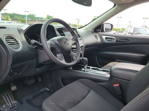 Used 2020 Nissan Pathfinder SV image 16